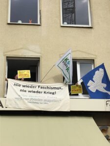 Read more about the article Fotos von Heute Mittag am Friedensbildungswerk-Fenster