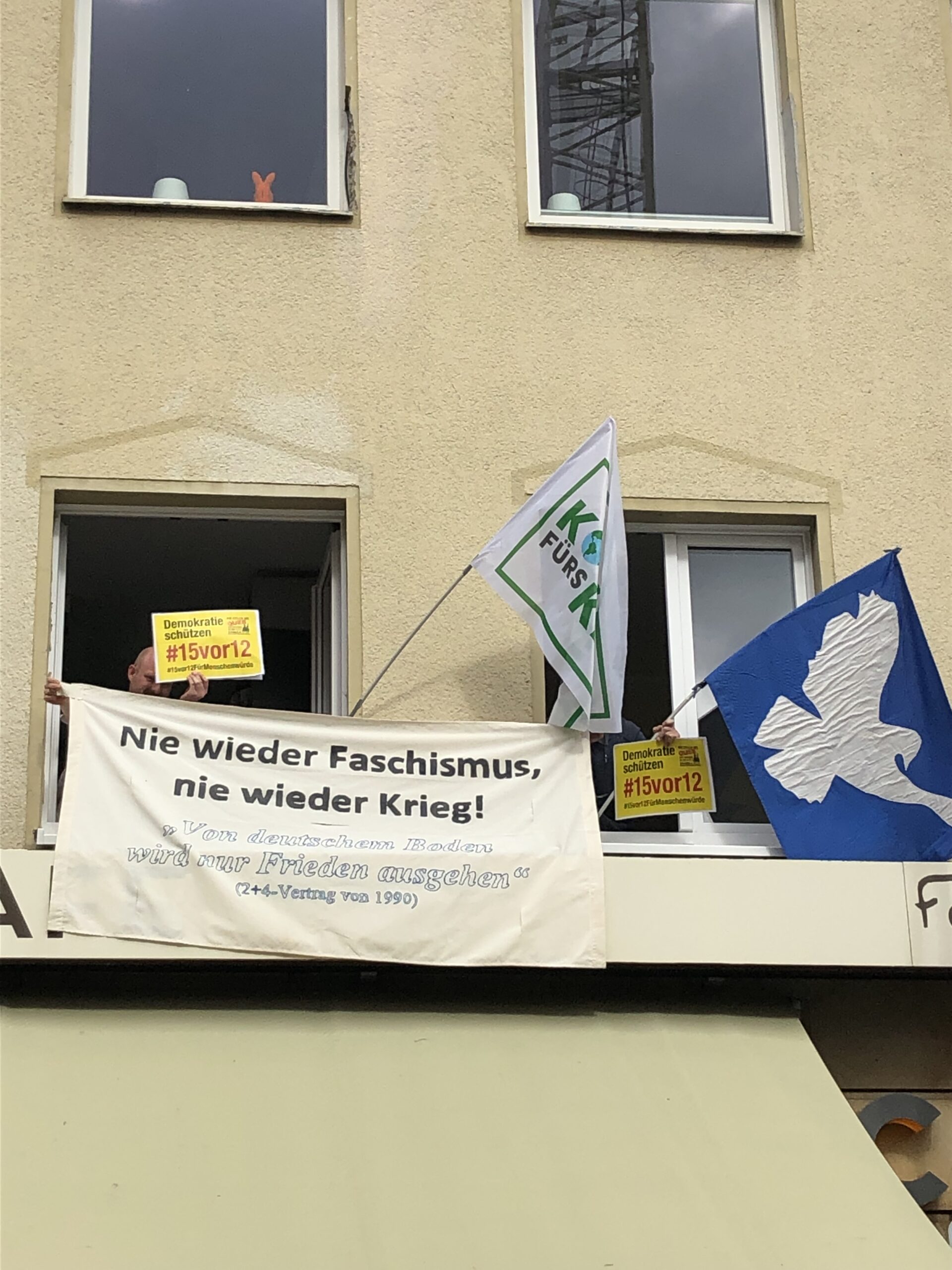 You are currently viewing Fotos von Heute Mittag am Friedensbildungswerk-Fenster