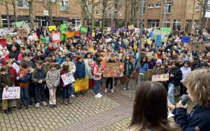 Read more about the article 500 Schülerinnen und Schüler in Ehrenfeld setzen Zeichen für Demokratie